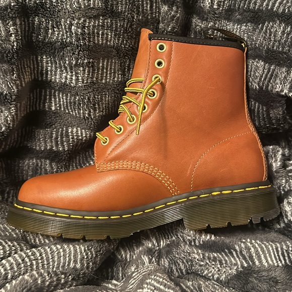 Unisex fur lined Doc Martens. Women’s 7 and Men’s 5.5 - Picture 2 of 5